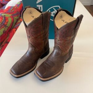 *EXCELLENT CONDITION* ARIAT Kids Brown Leather Cowboy Boots with Red Embroidery